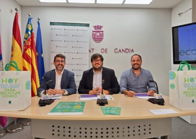 L’Ajuntament de Gandia i Ecovidrio han presentat hui en roda de premsa la campanya Ecobarrios, una iniciativa pionera que busca augmentar les xifres de reciclatge de vidre a la ciutat.